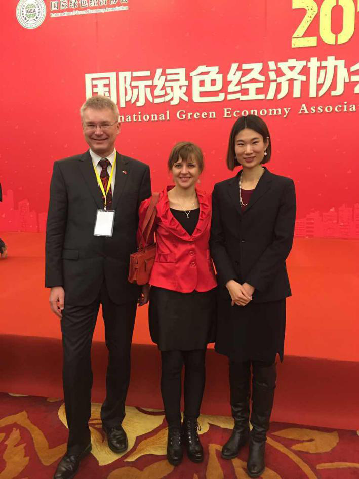  捷斯中合作協(xié)會監(jiān)事會員Rudolf Zachoval（左一）、Sarka Zhang（左二）與 仟億達劉總（右一）合影