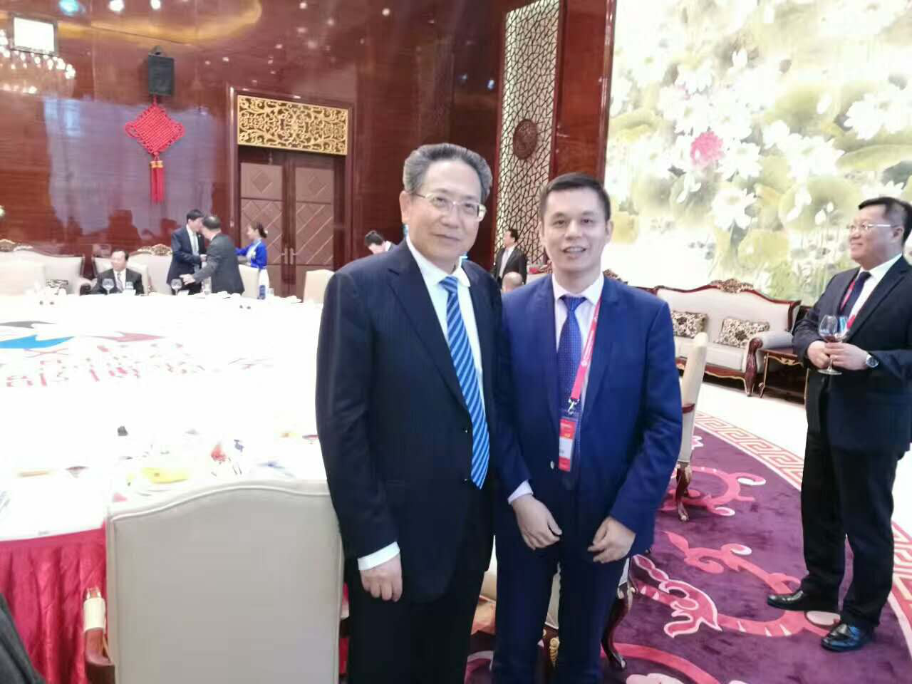 安徽省委書記、省人常委會主任李錦斌（左）仟億達(dá)集團董事長鄭兩斌（右）與合影留念
