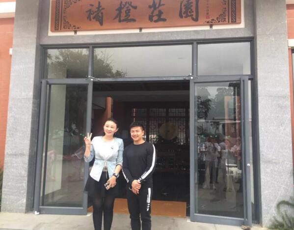 仟億達(dá)集團(tuán)總裁(左)與型動(dòng)體育始人、奧運(yùn)陳一冰(右)