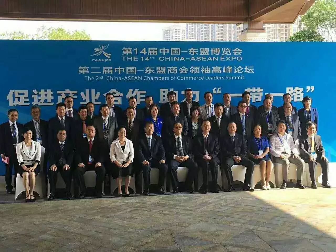 全國工商聯(lián)副主席黃榮(首排右5)、廣西壯族自治區(qū)副主席陳剛(首排右6)與仟億達集團董事長鄭兩斌(三排左3)等嘉賓合影